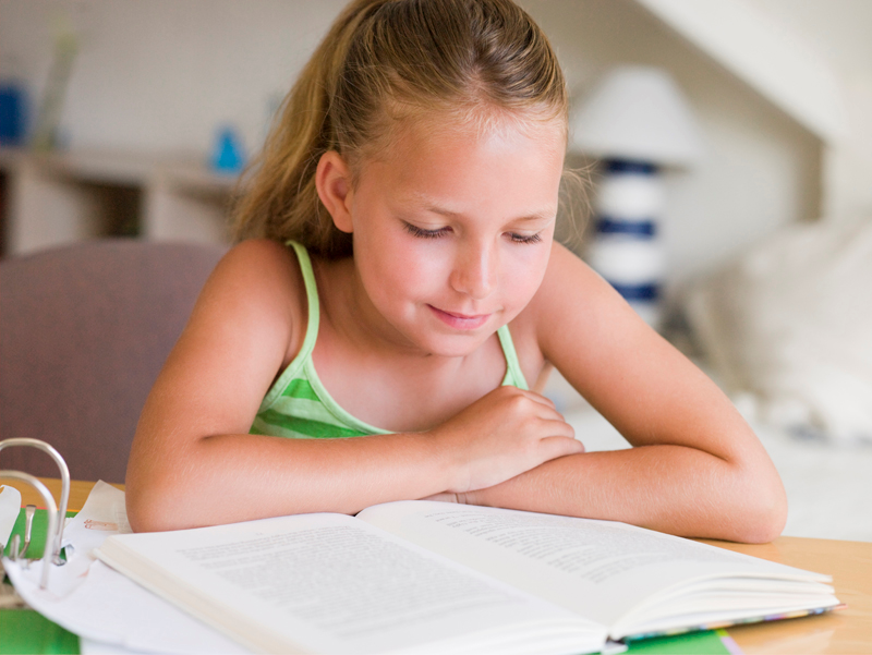 Girl doing homework. Ребенок за письменным столом. Картинки девочка за письменным столом. Ребенок за письменным столом фото. Фото счастливого ребенка за письменным столом.